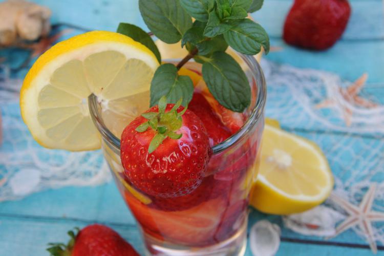 Erdbeer-Limonade mit Ingwer